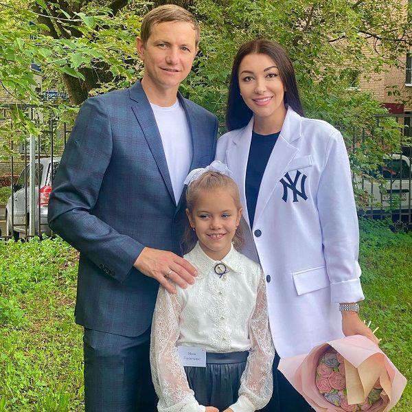 Mantan pemain timnas Rusia, Roman Pavlyuchenko (kiri), bersama istri dan anaknya. (Instagram.com/pavlyuchenko_1981)