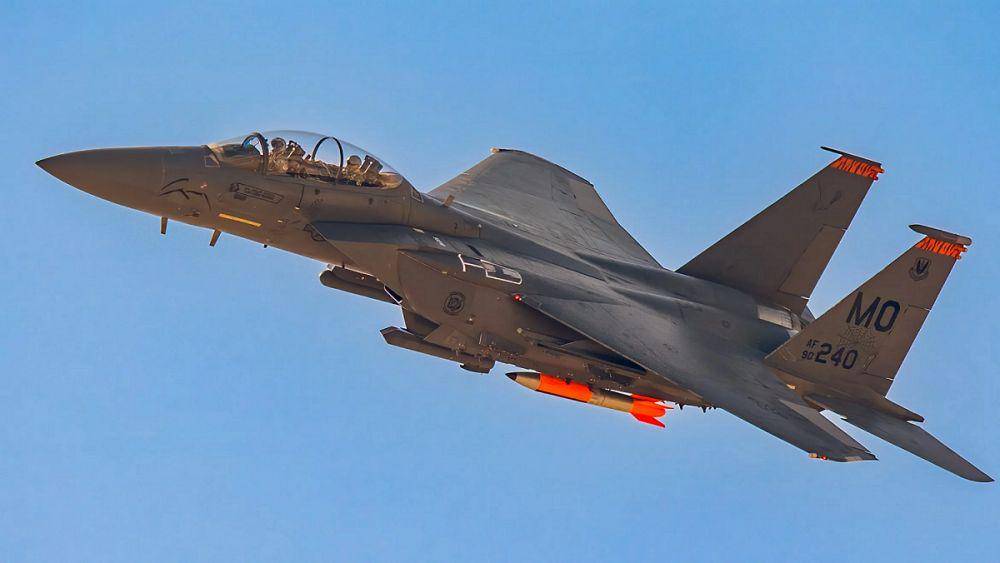 potret jet tempur F-15 dengan bom nuklir B-61 yang mampu dibawanya (breakingdefense.com)