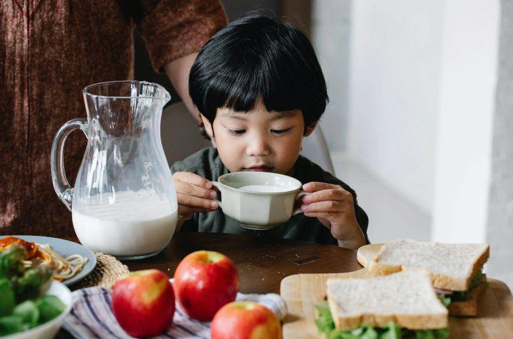ilustrasi anak minum susu (pexels.com/Alex Green)