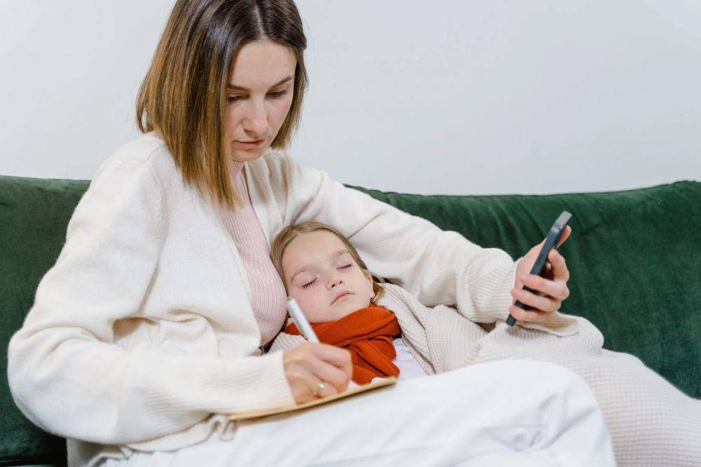 ilustrasi anak kecil sedang sakit (pexels.com/Tima Miroshnichenko)