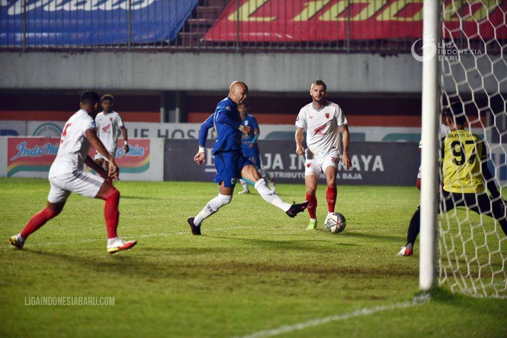 Pemain PSIS Semarang Bruno Silva melepas tembakan ke gawang PSM Makassar dalam laga pekan ke-13 BRI Liga 1 2021/22 yang berlangsung di Stadion Maguwoharjo Sleman, 22 November 2021. (Dok. PT Liga Indonesia Baru)