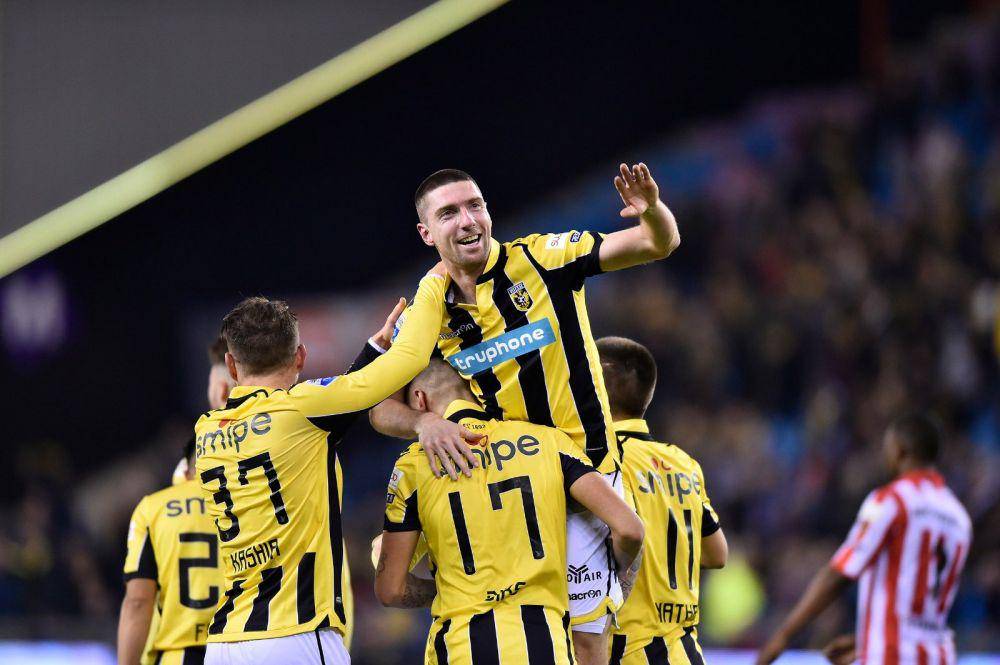 Para pemain Vitesse Arnhem ketika melakukan selebrasi setelah mencetak gol ke gawang lawan. (twitter.com/MijnVitesse)