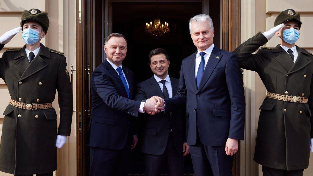 Presiden Volodymyr Zelenskyy (tengah) bersama Presiden Polandia Andrzej Duda (kiri) dan Presiden Lithuania Gitanas Nauseda (kanan) (twitter.com/ZelenskyyUa)