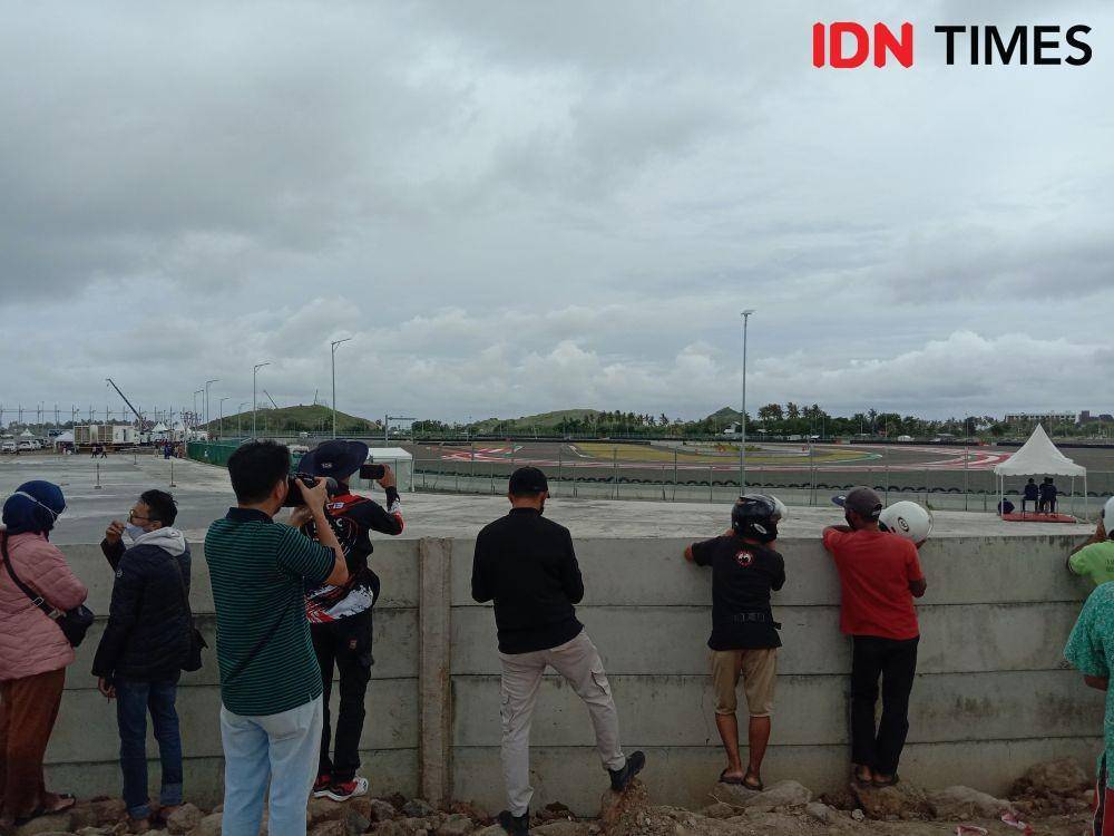 Warga saat menonton tes pramusim MotoGP Mandalika, 12 Februari 2022 lalu (IDN Times/Muhammad Nasir)