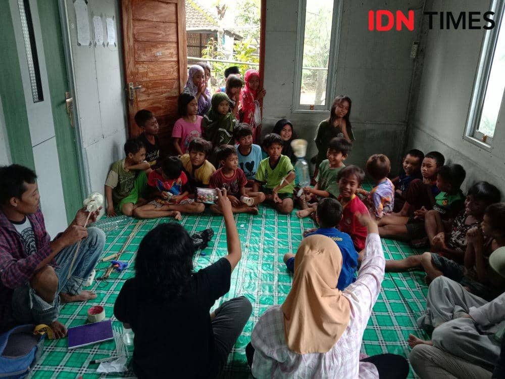 Bernyanyi bersama anak korban gempa di Lombok Utara IDN Times/Ahmad Viqi
