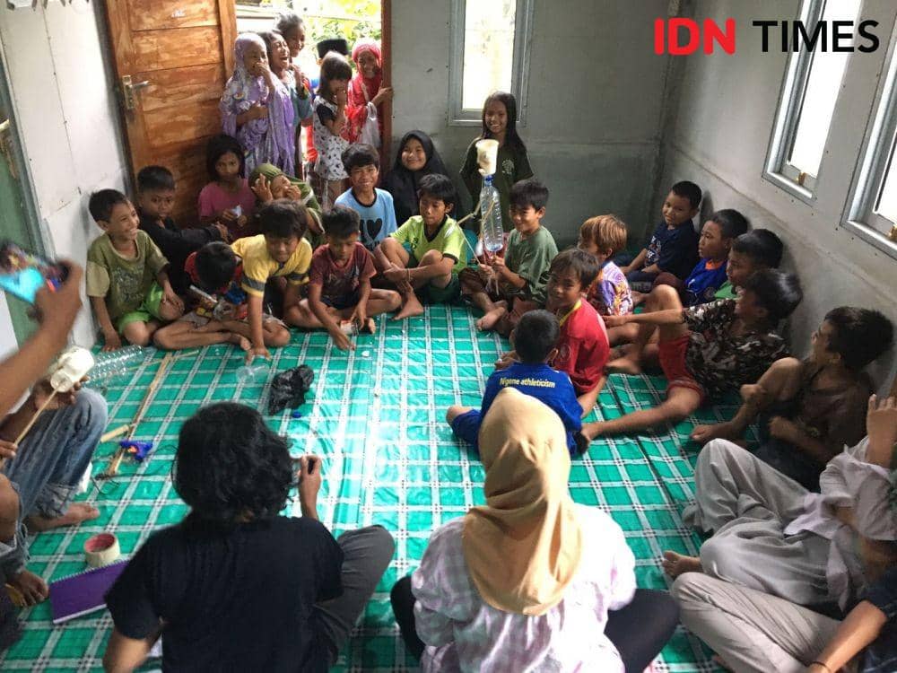 Anak-anak korban gempa di Lombok Utara bermain wayang botol IDN Times/Ahmad Viqi