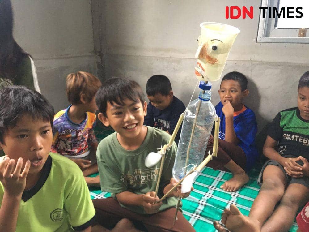 Seru! Anak-anak Korban Gempa Lombok Bercerita Lewat Wayang Botol