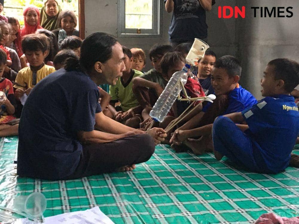 Menghibur anak-anak korban gempa di Lombok menggunakan wayang botol IDN Times/Ahmad Viqi