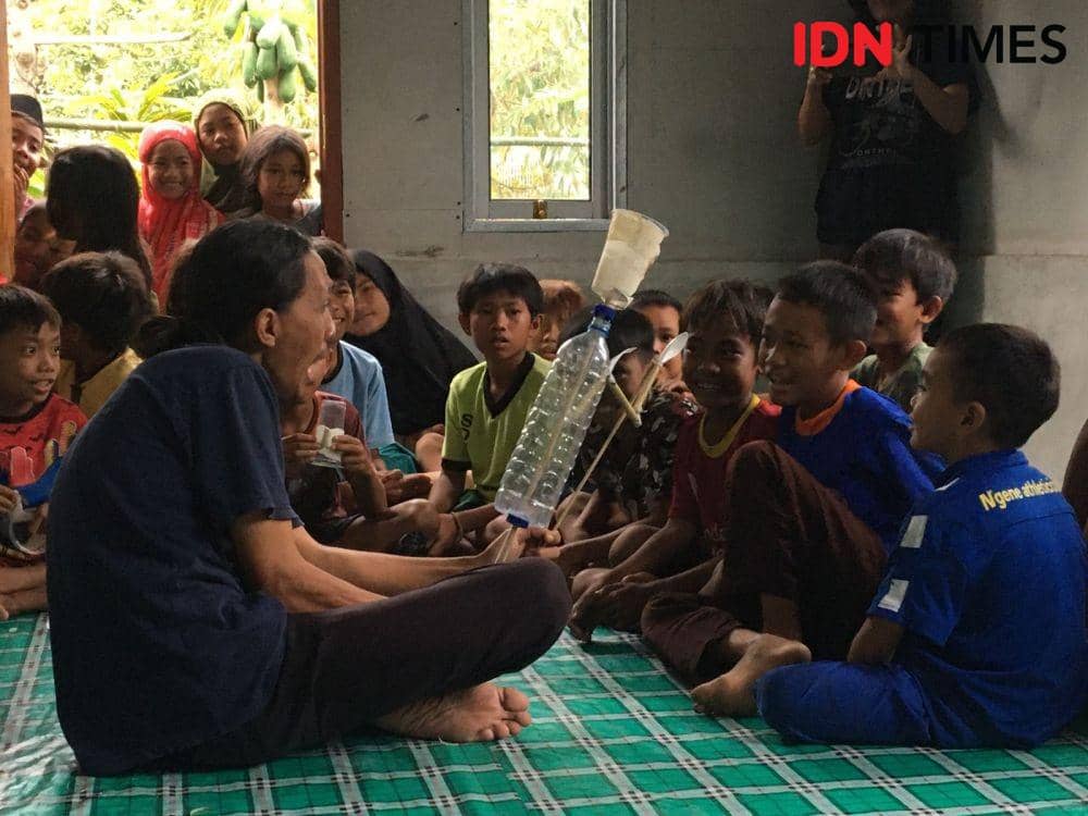 Wayang botol menjadi medium pembelajaran anak anak korban gempa di Lombok Utara IDN Times/Ahmad Viqi
