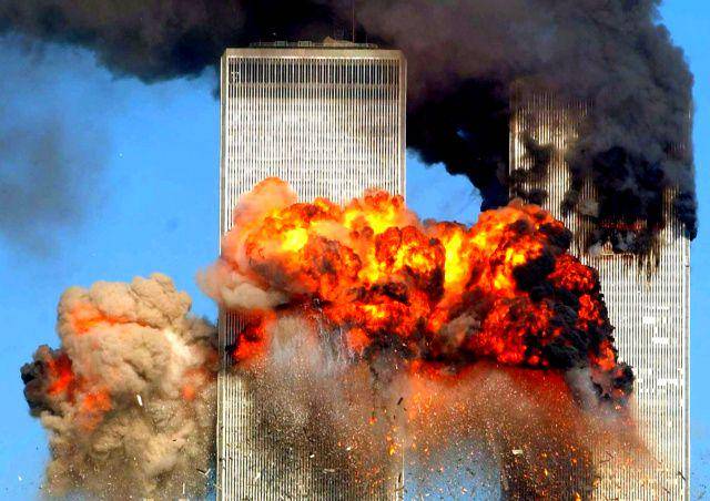 Gedung World Trade Center yang terbakar setelah serangan teroris pada 11 September 2001. (criticalthreats.org)