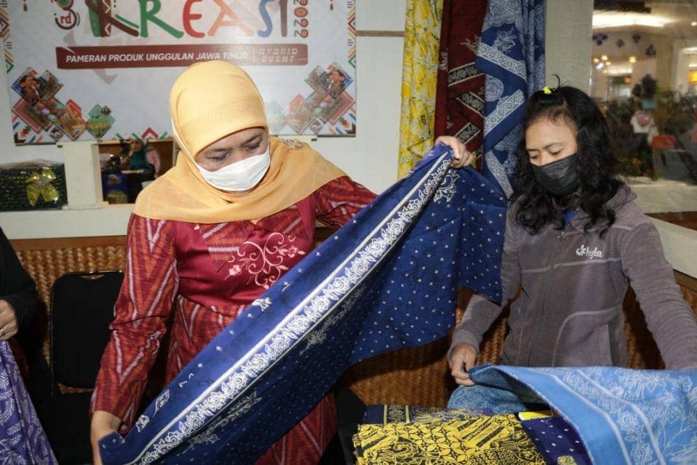 Gubernur Jawa Timur, Khofifah Indar Parawansa saat meninjau pameran Kampung Kreasi, Jumat (4/3/2022). (Foto: Humas Pemprov Jatim)