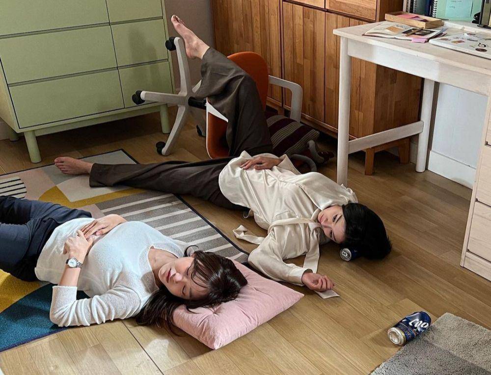 cuplikan penampilan Kim Se Jeong dan Seol In Ah dalam drama A Business Proposal (dok. SBS TV/A Business Proposal)