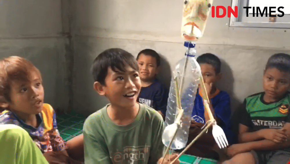 Anak-anak di Desa Santong Lombok Utara mainkan wayang botol IDN Times/Ahmad Viqi