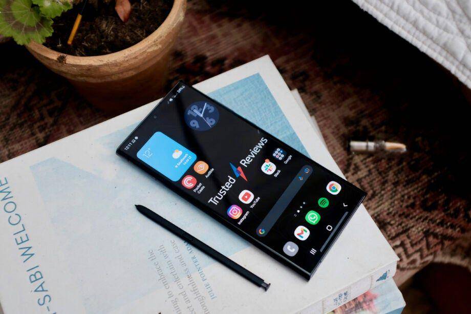 potret Samsung Galaxy S22 Ultra 5G (trustedreviews.com)