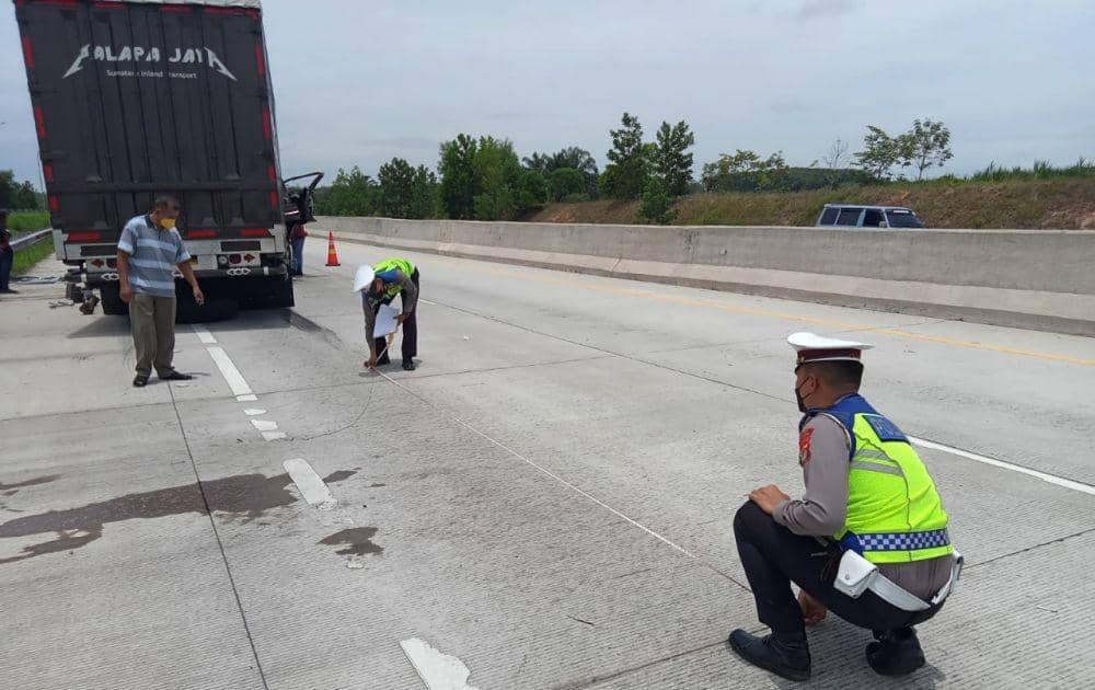 Kecelakaan Truk Vs Truk di Tol Terpeka Lampung, Satu Luka Berat