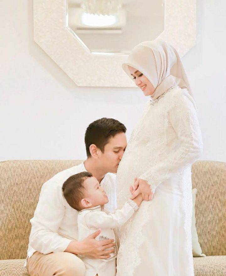 Dimico Ardan saat cium perut istri (instagram.com/dimicoardan)