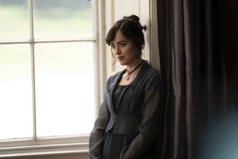 cuplikan adegan Dakota Johnson di film Persuasion (dok. Netflix/Persuasion)