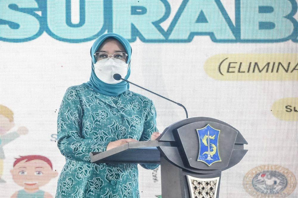 Ketua TP PKK Surabaya, Rini Indriyani saat menghadiri Gebyar Lomba Bersama Wujudkan ‘Surabaya Emas’ (Eliminasi Masalah Stunting) di halaman Taman Surya, Sabtu (5/3/2022). (dok. Diskominfo Kota Surabaya)