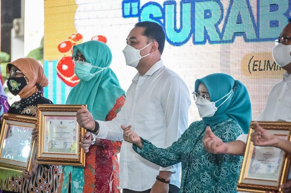 Wali Kota Surabaya, Eri Cahyadi saat menghadiri Gebyar Lomba Bersama Wujudkan ‘Surabaya Emas’ (Eliminasi Masalah Stunting) di halaman Taman Surya, Sabtu (5/3/2022). (dok. Diskominfo Kota Surabaya)
