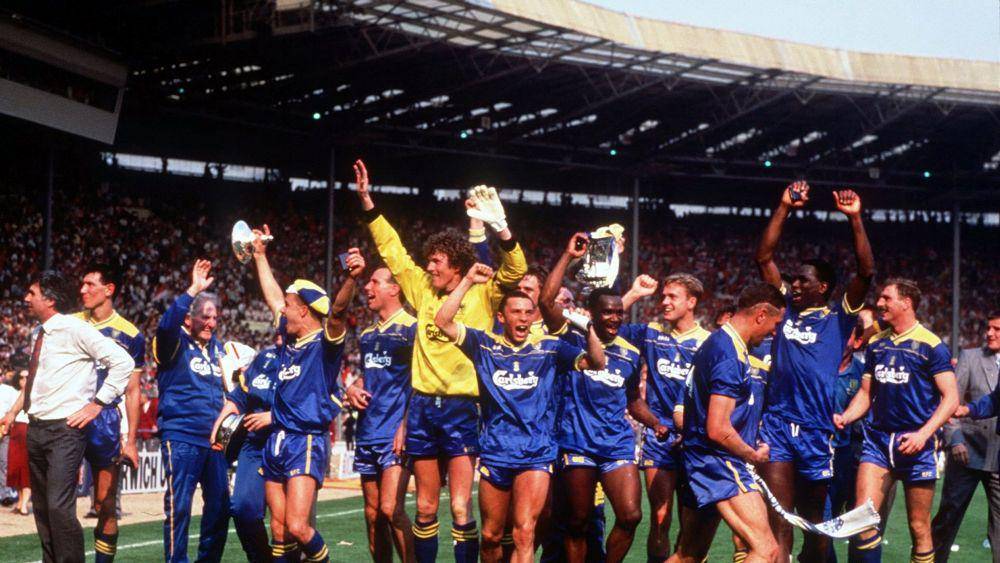 selebrasi juara FA Cup pada pemain AFC Wimbledon tahun 1988 (skysports.com)