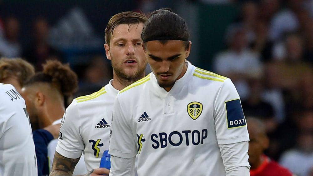 Pascal Struijk berjalan keluar lapangan setelah terkena kartu merah saat melawan Liverpool. (skysports.com)