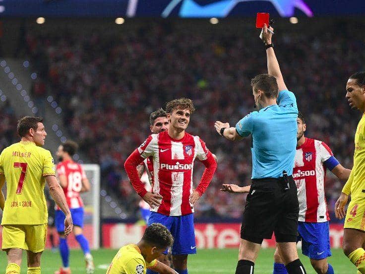 Antoine Griezmann mendapat kartu merah saat melawan Liverpool. (twitter.com/skyfootball)