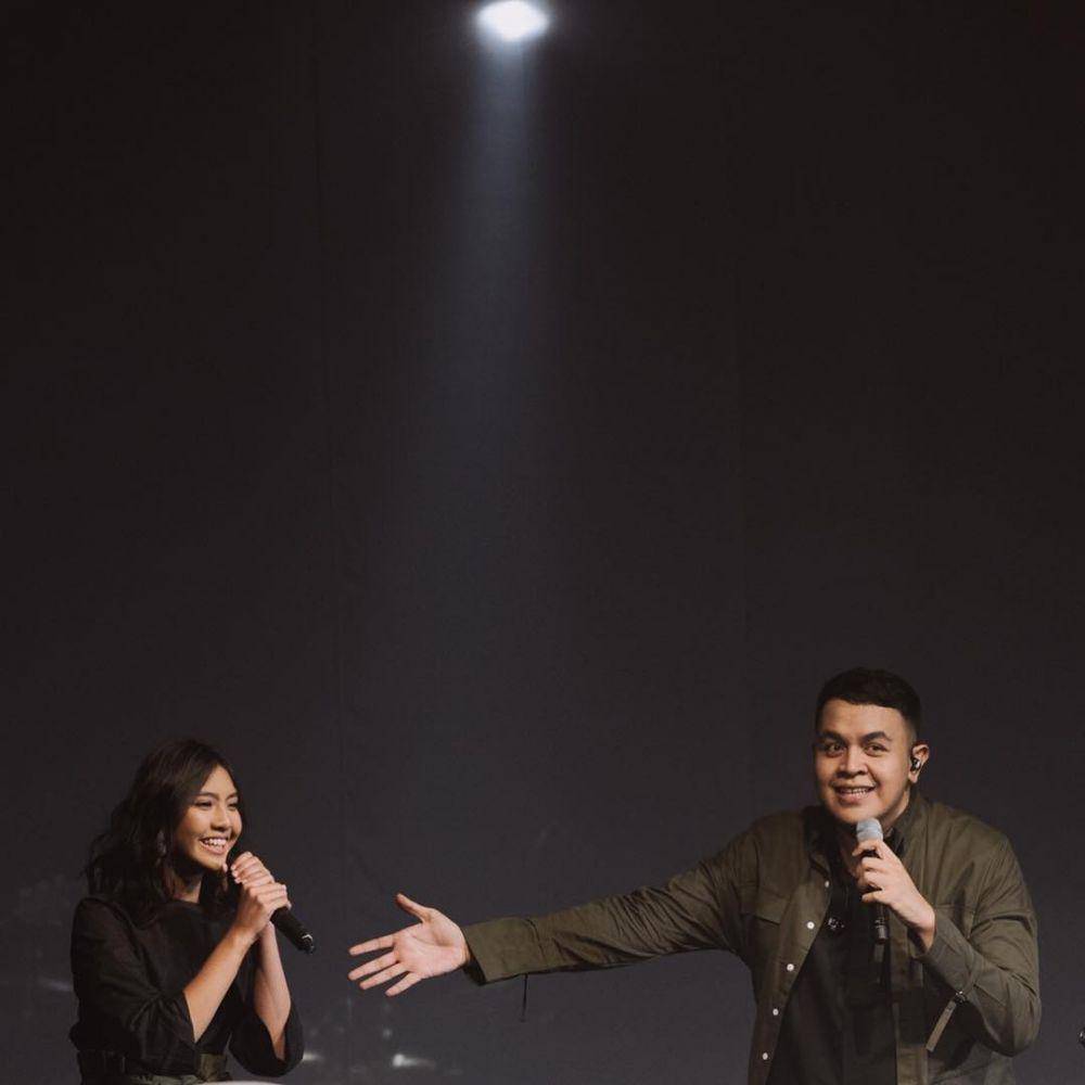 Potret Tulus dan Dere di atas panggung (instagram.com/tulusm)