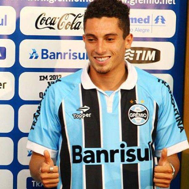 potret Alex Telles saat bergabung Gremio (instagram.com/alextelles13)
