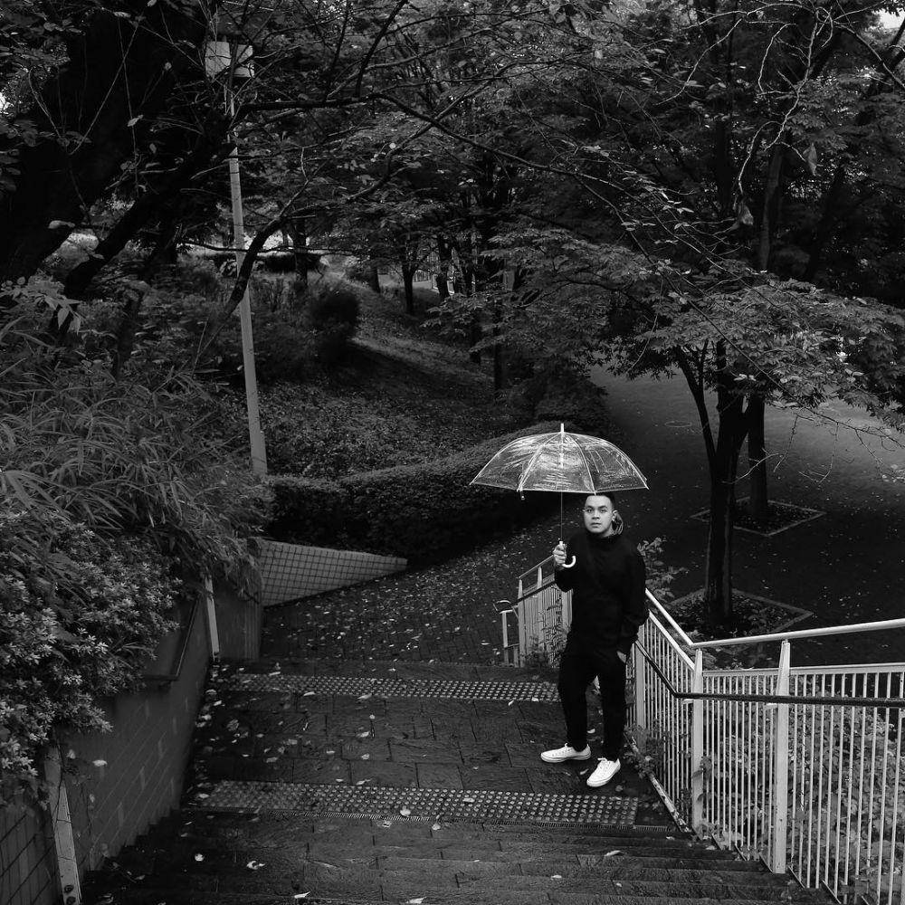Potret Tulus di salah satu sudut kota Tokyo (instagram.com/tulusm)