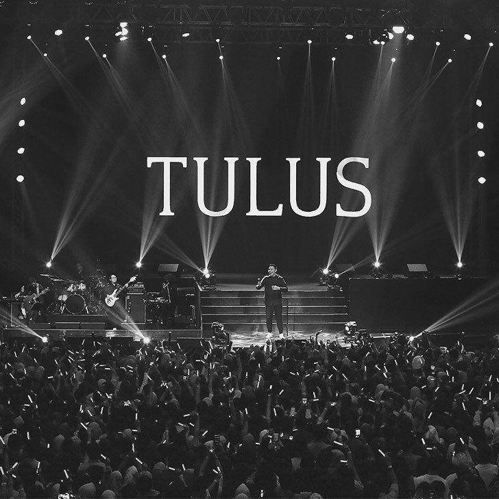 Potret Tulus di atas panggung (instagram.com/tulusm)