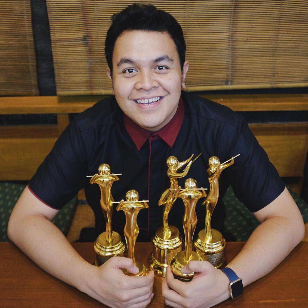 Potret Tulus dengan piala dari Anugerah Musik Indonesia 2015 (instagram.com/tulusm)