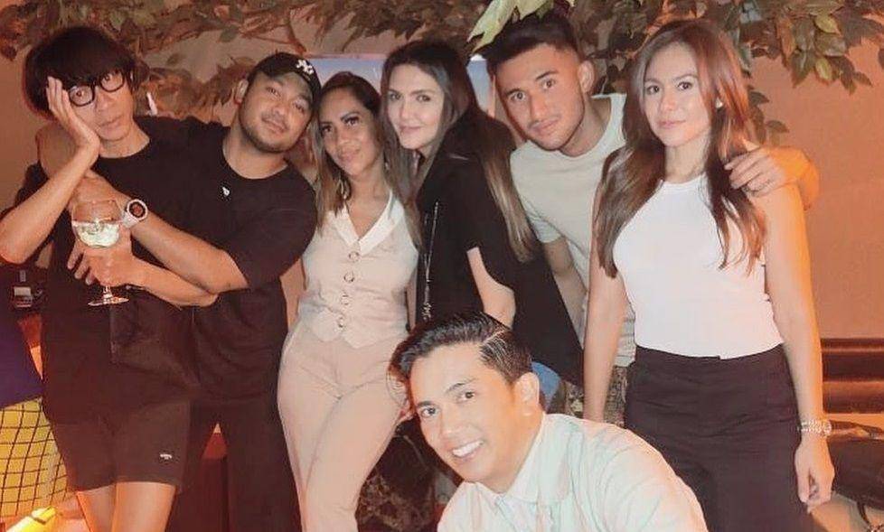 potret Wulan Guritno dan Sabda Ahessa bersama kolega (instagram.com/amingisback)