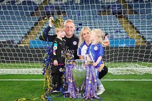 potret Kasper Schmeichel bersama istri dan kedua anaknya (twitter.com/Funny_Futball)