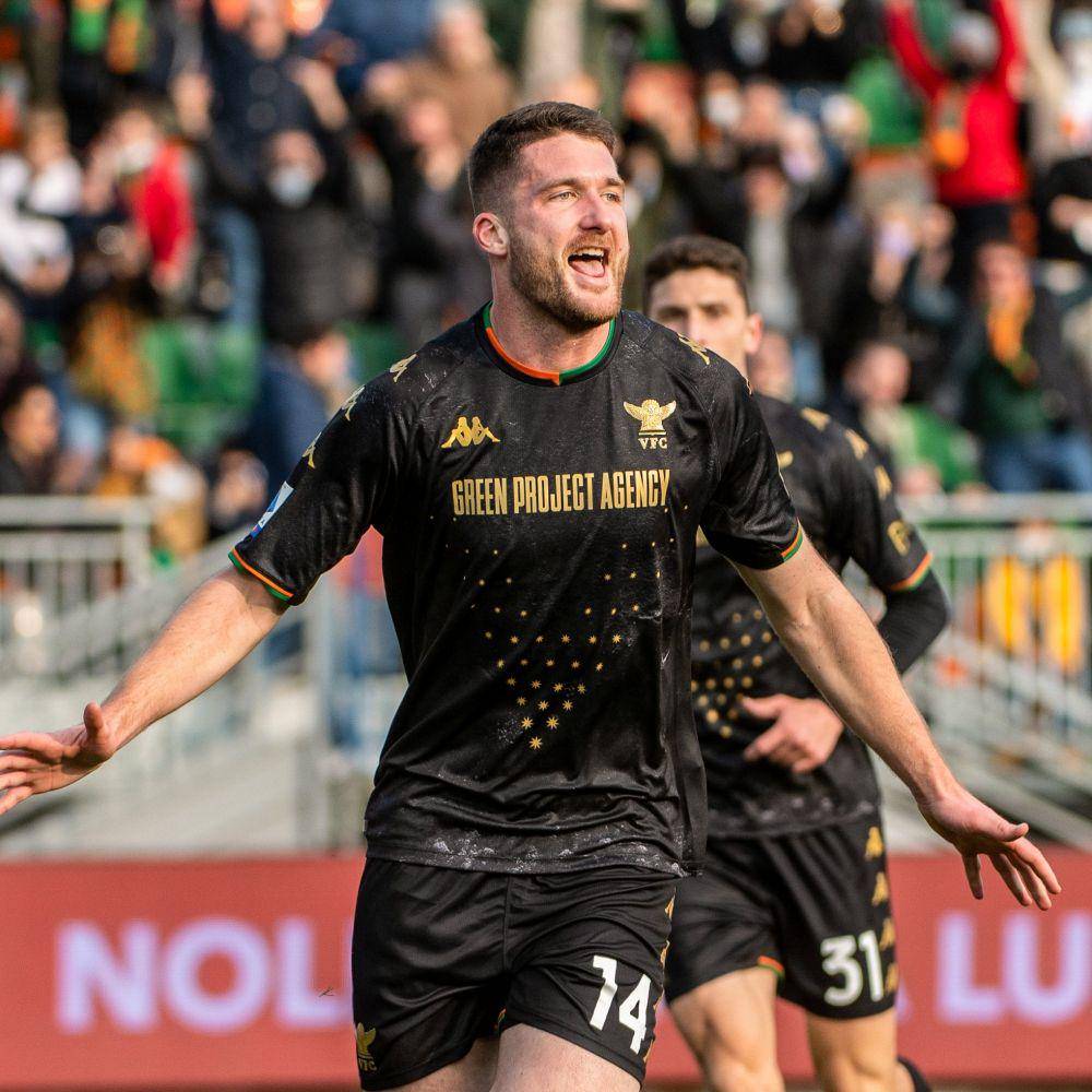 potret Thomas Henry melakukan selebrasi gol (twitter.com/VeneziaFC_EN)