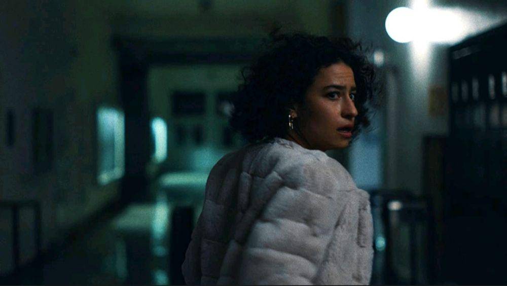 Ilana Glazer dalam serial The Afterparty (dok. Apple TV+/The Afterparty)