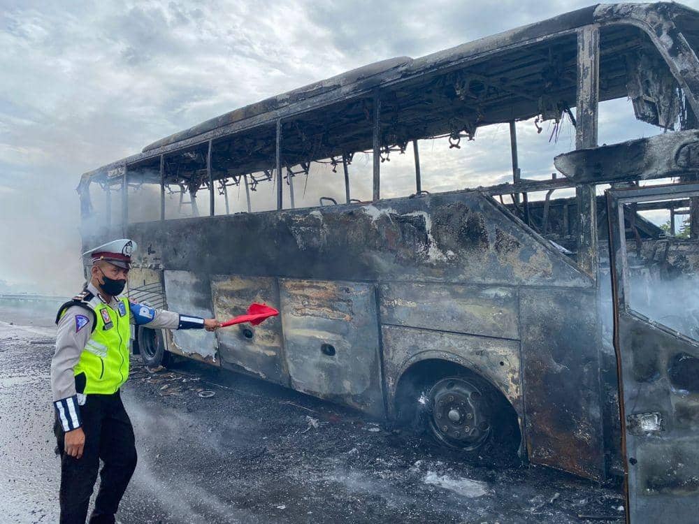 Bus terbakar di Tol Pandaan, Pasuruan. Dok PJR Polda Jatim.