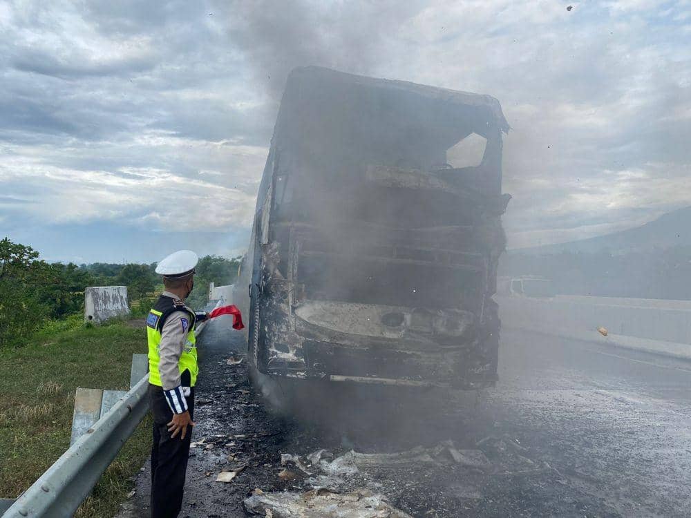 Bus terbakar di Tol Pandaan, Pasuruan. Dok. PJR Polda Jatim