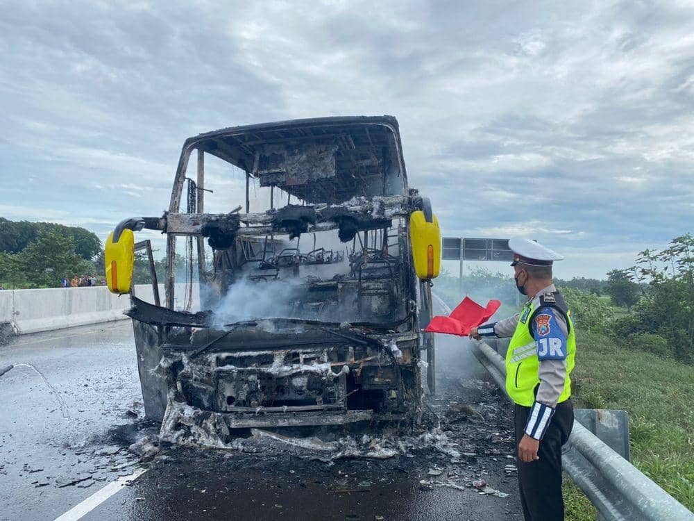 Bus hangus terbakar di Tol Pandaan. Dok. PJR Polda Jatim.