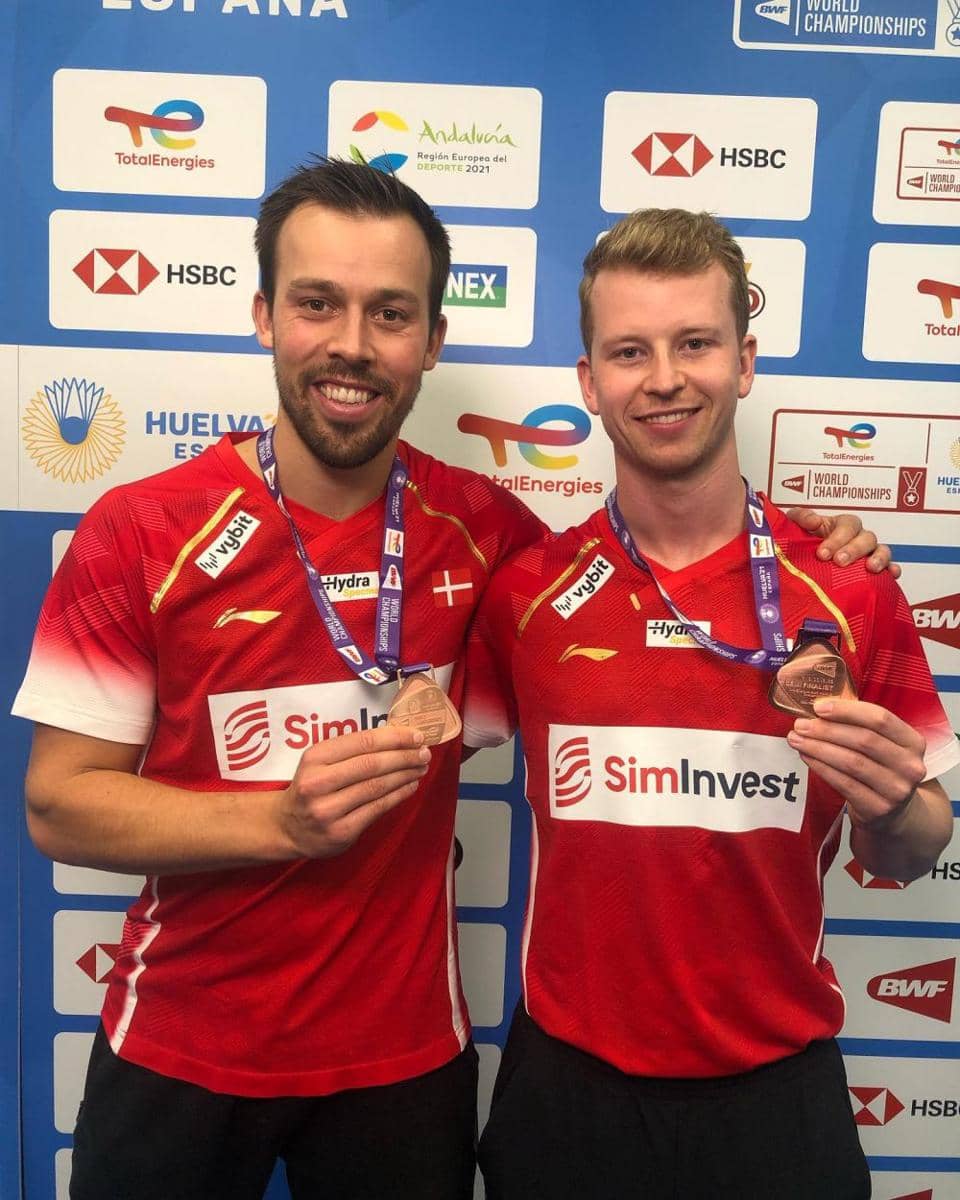 Kim Astrup dan Anders Skaarup Rasmussen berpose saat meraih medali perunggu di Kejuaraan Dunia 2021. (instagram.com/kimastrup)