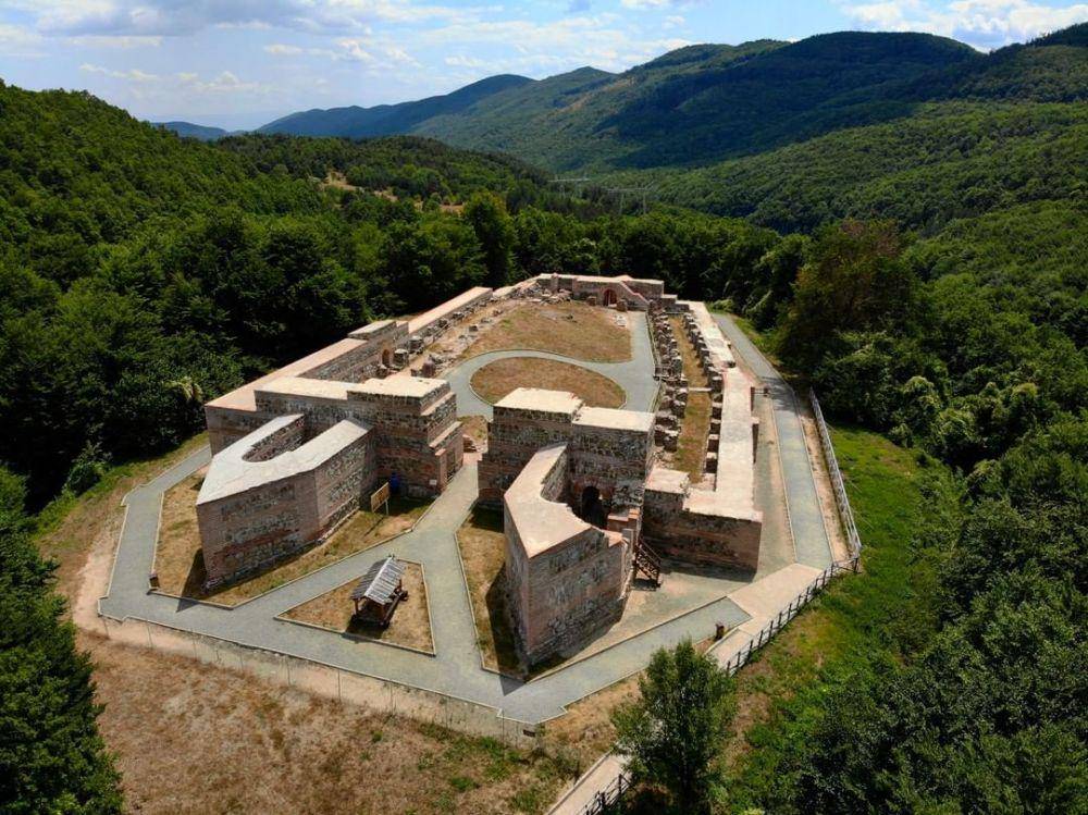Gate of Trajan Castle (instagram.com/motopj)