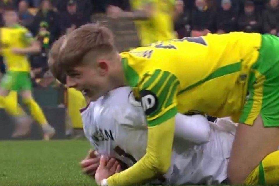 Bek Norwich City, Brandon Williams, saat memeluk Christian Eriksen / The Sun