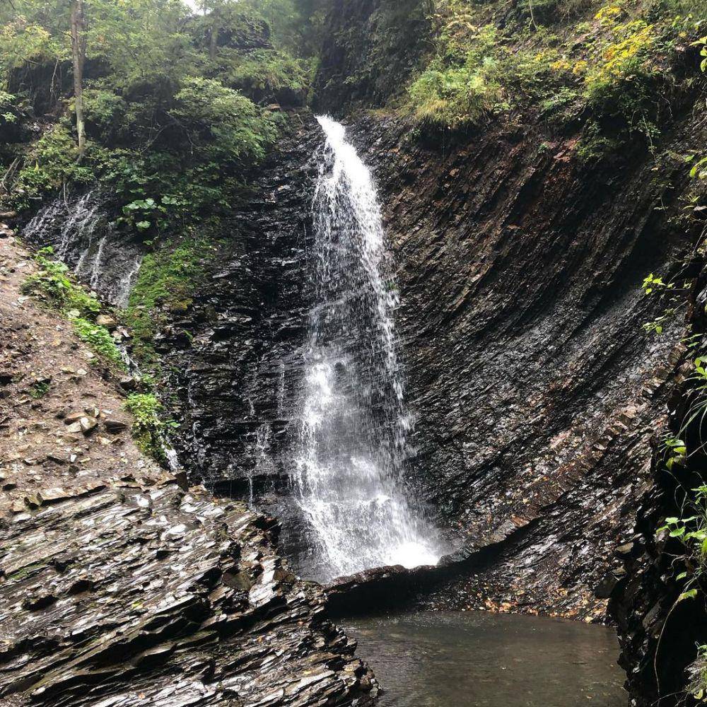 Zhenetskyi Huk Waterfall (instagram.com/olenkasazonova)