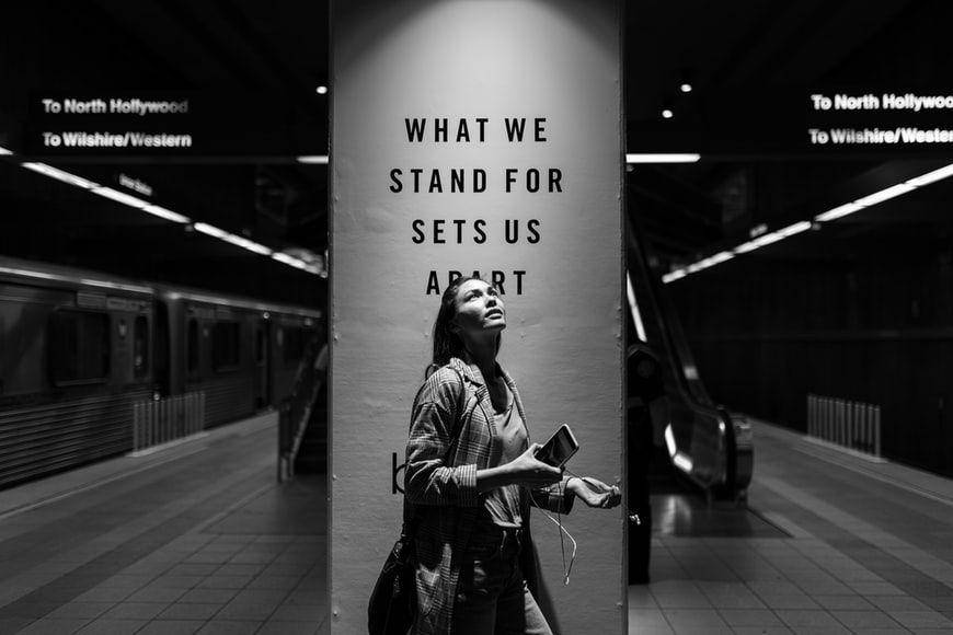 ilustrasi wanita memandang ke langit (unsplash.com/Jeremy Bishop)