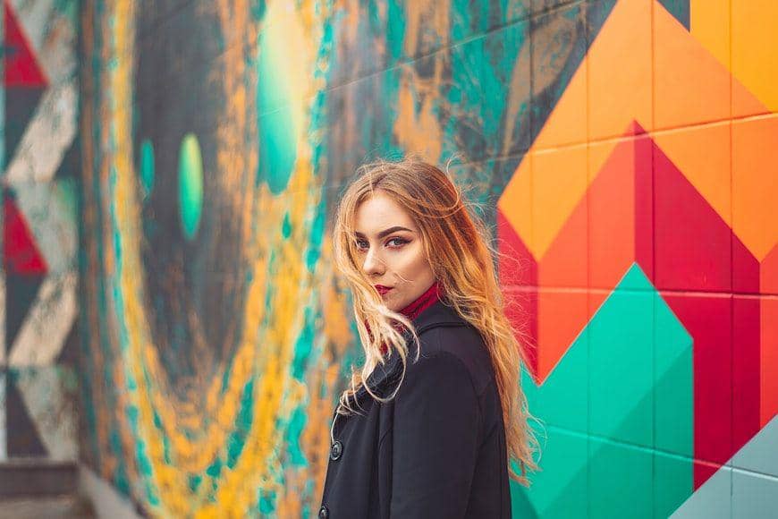 ilustrasi wanita serius (unsplash.com/Radu Florin)