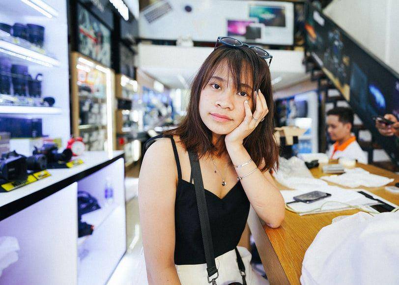 ilustrasi wanita menopang dagu (unsplash.com/Tran Mau Tri Tam)
