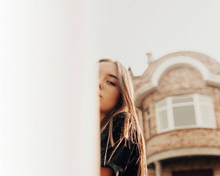ilustrasi wanita mengintip (unsplash.com/Dimitry Zub)