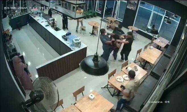 Rekaman CCTV penganiayaan jurnalis (screenshot CCTV Lapo Kopi)