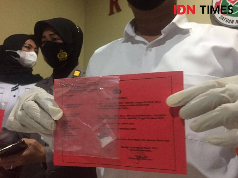 Personel Satresnarkoba Polresta Bandar Lampung mengamankan seorang oknum sipir berdinas di salah satu Rutan Kelas IB Kota Agung inisial DA. (IDN Times/Tama Yudha Wiguna)