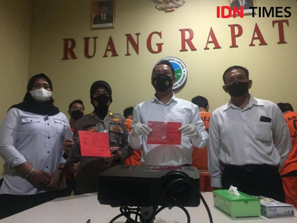 Personel Satresnarkoba Polresta Bandar Lampung mengamankan seorang oknum sipir berdinas di salah satu Rutan Kelas IB Kota Agung inisial DA. (IDN Times/Tama Yudha Wiguna)