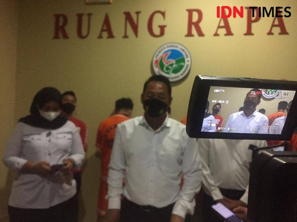 Personel Satresnarkoba Polresta Bandar Lampung mengamankan seorang oknum sipir berdinas di salah satu Rutan Kelas IB Kota Agung inisial DA. (IDN Times/Tama Yudha Wiguna)